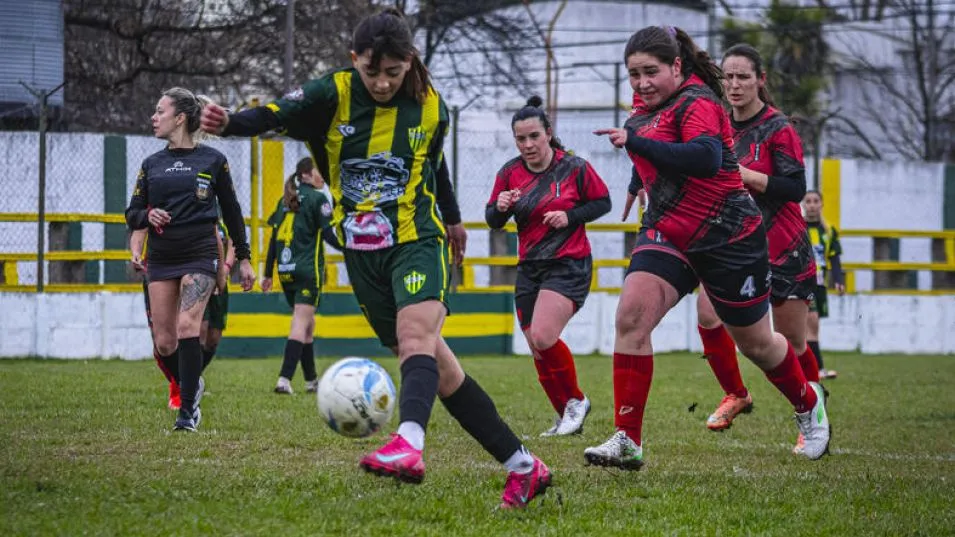 Piazza superó a Independiente de Chillar por 3 a 0 en Fútbol Femenino y es uno de los equipos que tiene puntaje perfecto en la divisional.  FOTOS NICO MURCIA