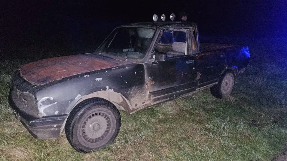 Un vehículo Peugeot 504, el rodado en que se movilizaban los hombres arrestados durante este procedimiento. FOTO: CPR AZUL/PBA