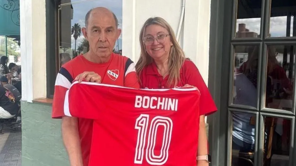 Ricardo Bochini, quien en la imagen aparece junto a Silvia Stracquadaini.