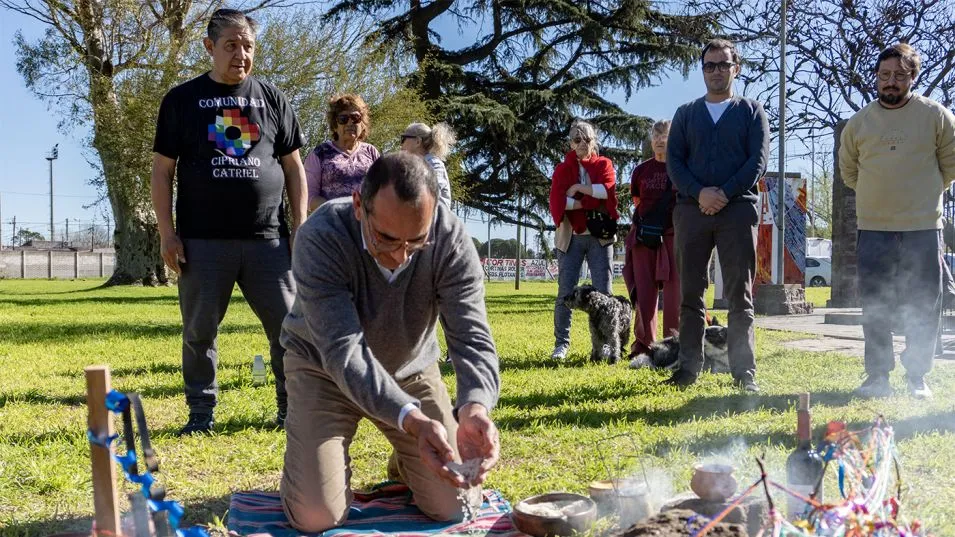 Azul honró a la Madre Tierra en la Plazoleta del Respeto a los Pueblos Originarios
