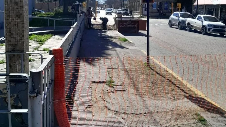 El lunes comenzaron las obras en la vereda del estableciendo en la Escuela Técnica Nro 2 Vicente Pereda sobre calle Colón.  