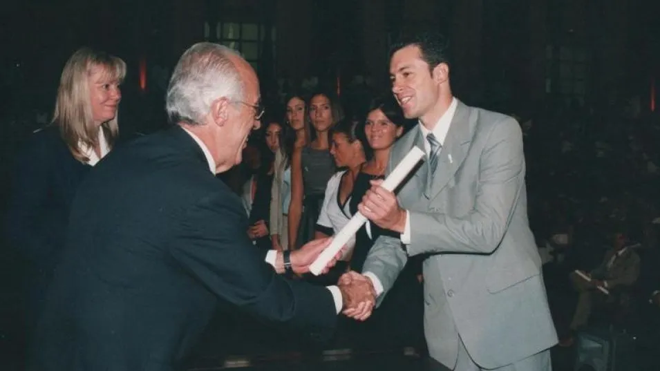 Una imagen que quedará para siempre en el recuerdo del profesional azuleño, vinculada con su graduación en mayo de 2001. Al diploma se lo entregó en la UBA el ya fallecido Atilio Alterini.