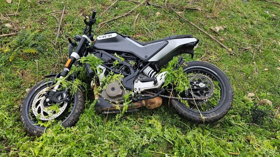 La motocicleta recuperada ayer lunes en una quinta había sido robada en Tandil el año pasado. FOTO: CPR AZUL/PBA