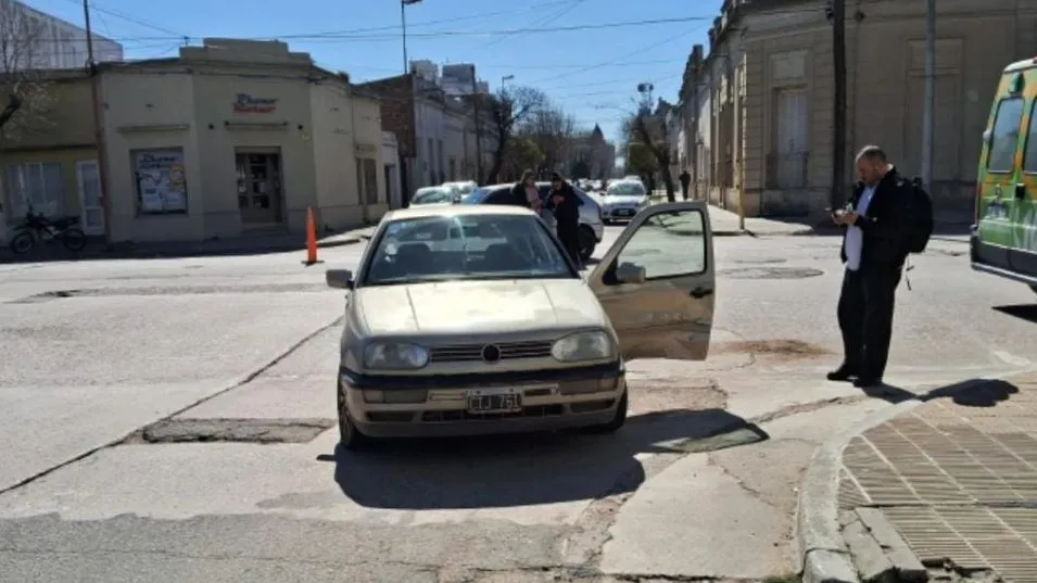 Ayer sábado, en Perón y De Paula, chocaron dos autos. Las mujeres que los conducían sufrieron lesiones. FOTO: EPDS AZUL/PBA