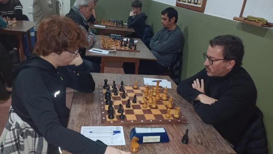 El puntero invicto del Oficial ?B?, Luciano Laborde (negras) en su partida con Germán Pantolini. En la mesa de atrás Ricardo Mendivil frente a Walter Pacheco.