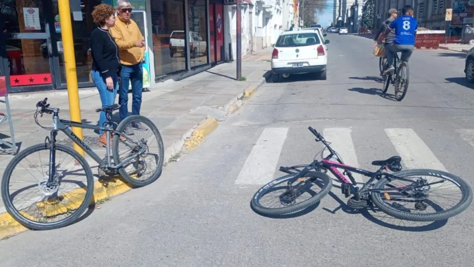 Chocaron dos bicicletas en Colón y Mitre. Fue este lunes al mediodía. FOTO: EPDS AZUL/PBA