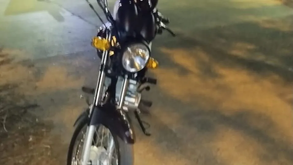 La moto en que iba como acompañante una joven, quien resultó lesionada al caerse del rodado. FOTO: EPDS AZUL/PBA
