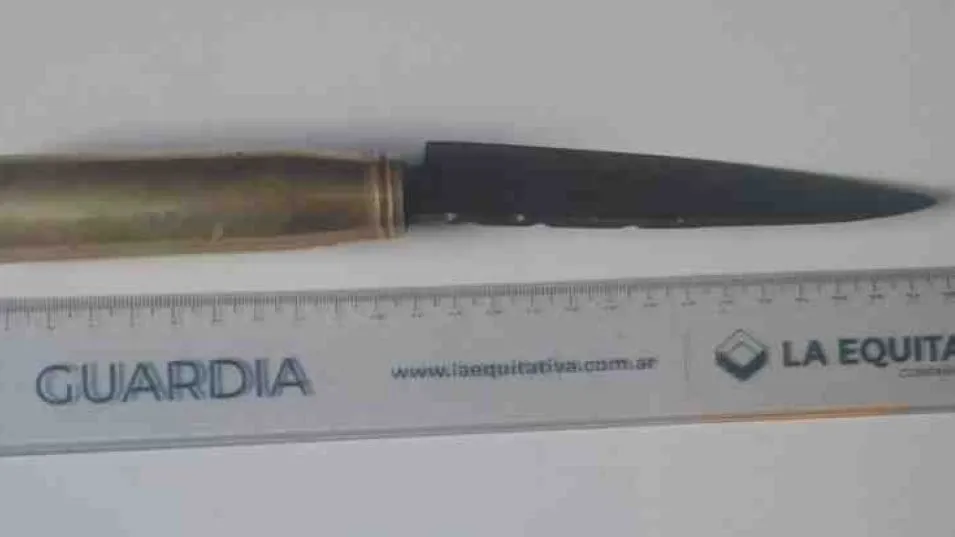 Un cuchillo, arma blanca que portaba el hombre arrestado en el marco de este incidente. FOTO: EPDS AZUL/PBA