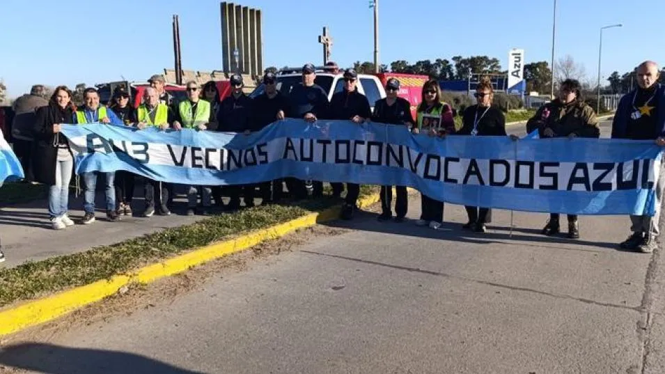 Vecinos autoconvocados de Azul durante lo que fue el primer banderazo. Hoy a partir de las 15 horas se volverá a repetir una iniciativa de reclamo similar.  VECINOS AUTOCONVOCADOS