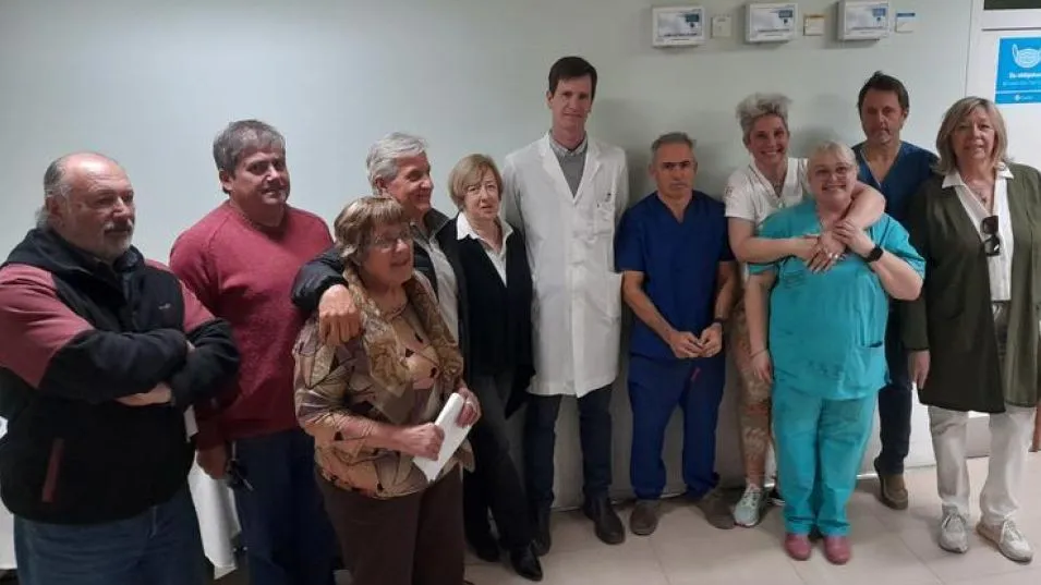 Integrantes de la cooperadora junto a profesionales de la salud y a los actuales directivos del centro asistencial municipal.  AGUSTÍN SCALCINI