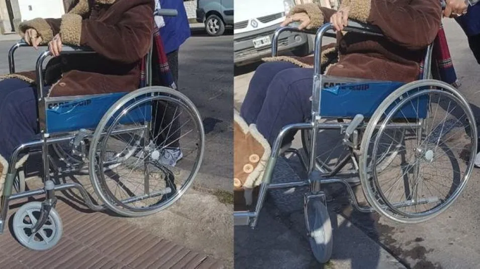 Burgos y avenida Mitre, una esquina céntrica de la ciudad, no tiene rampas. En la imagen una mujer en silla de ruedas es asistida para poder cruzar la calle.