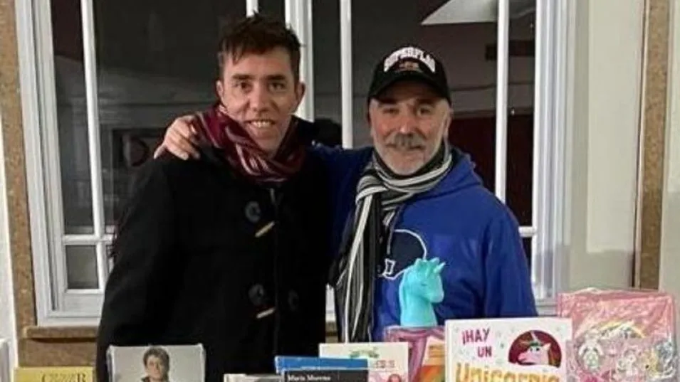 Pocholo Cardoso y Gabo López convocan a participar de la feria  del usado este domingo celebrando la primavera en la Casa Cultural de la AECA. 
