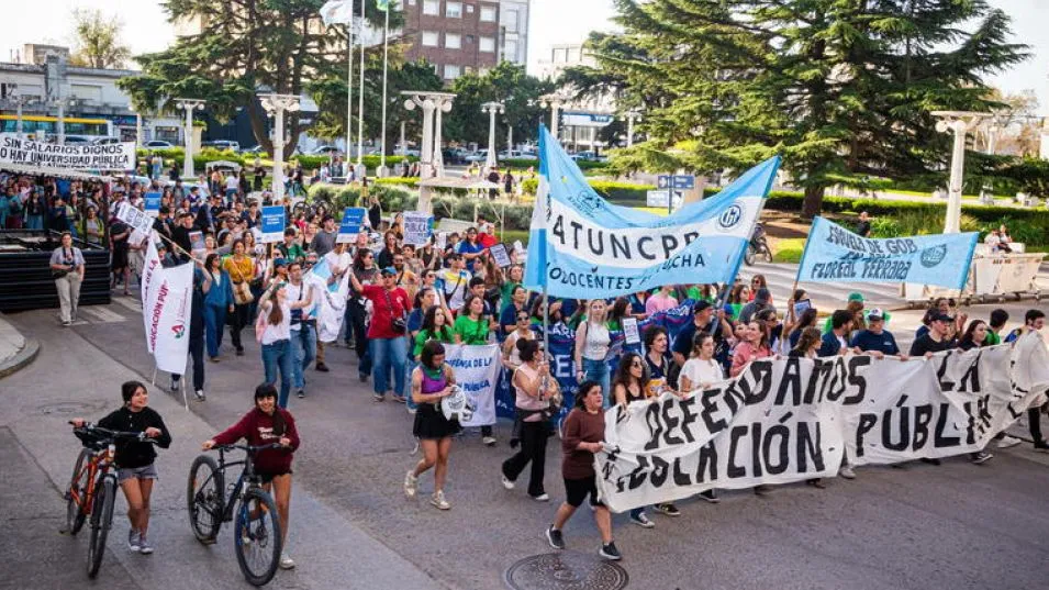 La columna de manifestantes al momento de su arribo al centro de esta ciudad el miércoles pasado.