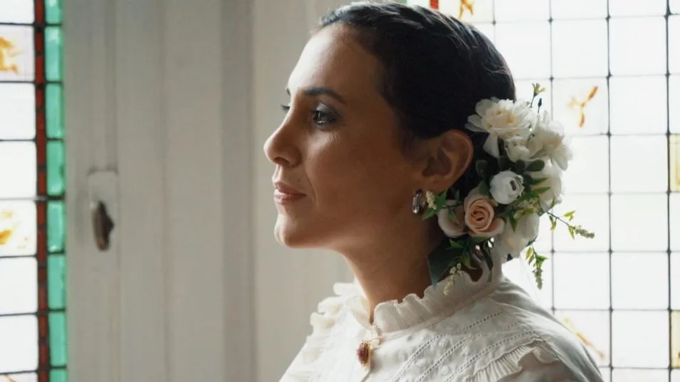Karen en su nuevo videoclip. 