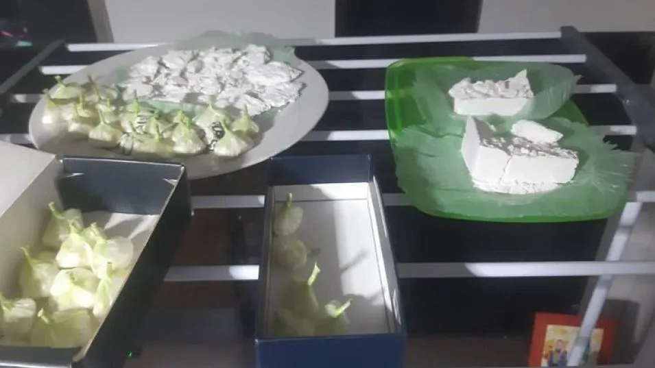 Cocaína, en algunos casos ya fraccionada, fue incautada durante los allanamientos. Y también se secuestró marihuana. DROGAS ILÍCITAS AZUL/PBA