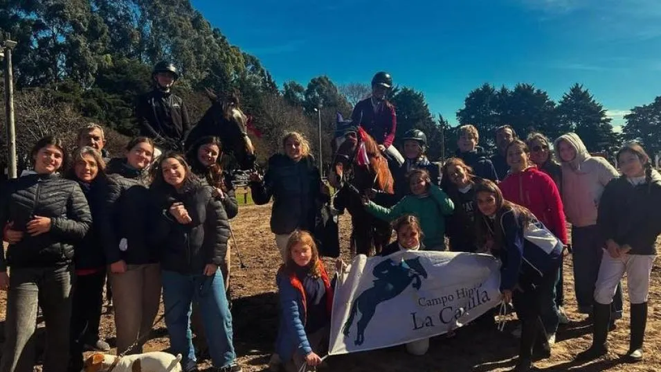 Los representantes del Campo Hípico La Camila que participaron en el Torneo del club Estudiantes de Olavarría. 