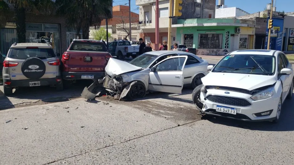La colisión entre cuatro vehículos, dos de los cuales estaban estacionados, sucedió este miércoles después del mediodía. FOTO: EL TIEMPO