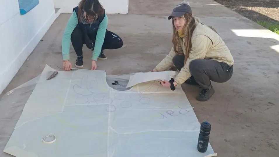 Culminación del mural con el logo  de "Un abrazo para los amigos"   