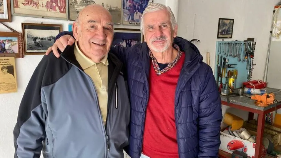 Antonio Abidin (izquierda) junto a Marcelo Chelo Tártara, el hijo de Carlitos, una leyenda del automovilismo de Azul.