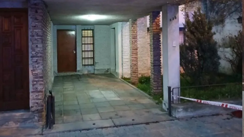 El hombre que después murió fue hallado gravemente herido en la vereda de la casa donde se domiciliaba. FOTO: EPDS AZUL/PBA
