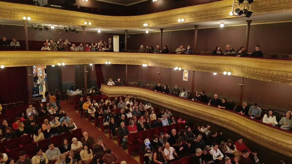 El teatro se colmó de público y no hubo lugar al arrepentimiento. 