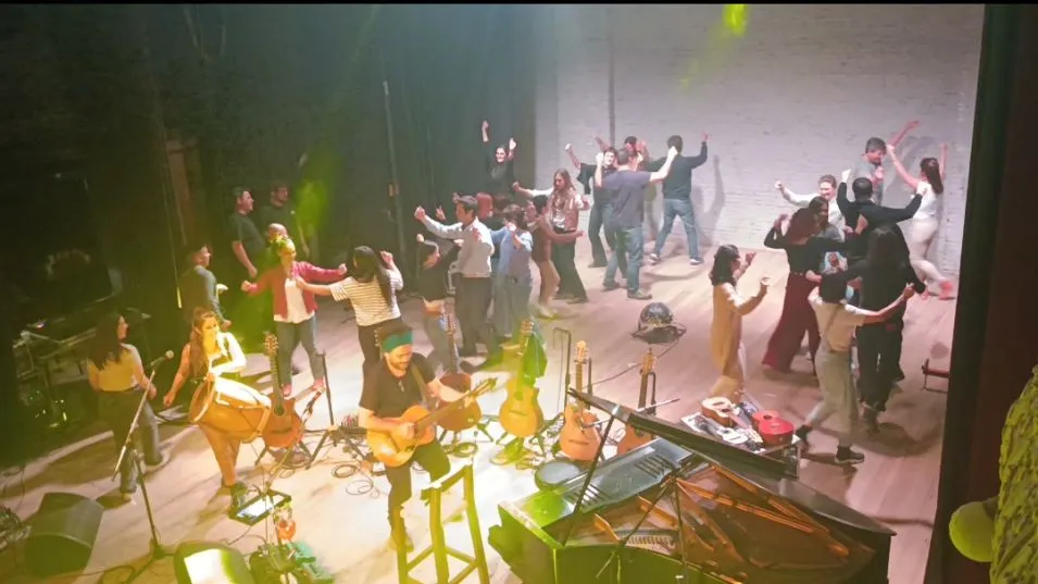 El público se hizo presente sobre el escenario convirtiendo este espectáculo en una verdadera fiesta. 