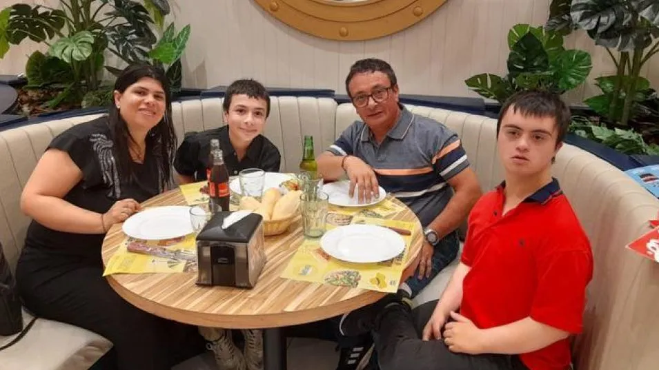 Federico y una de sus pasiones con los autos de carrera. La familia acompañándolo, como siempre. 