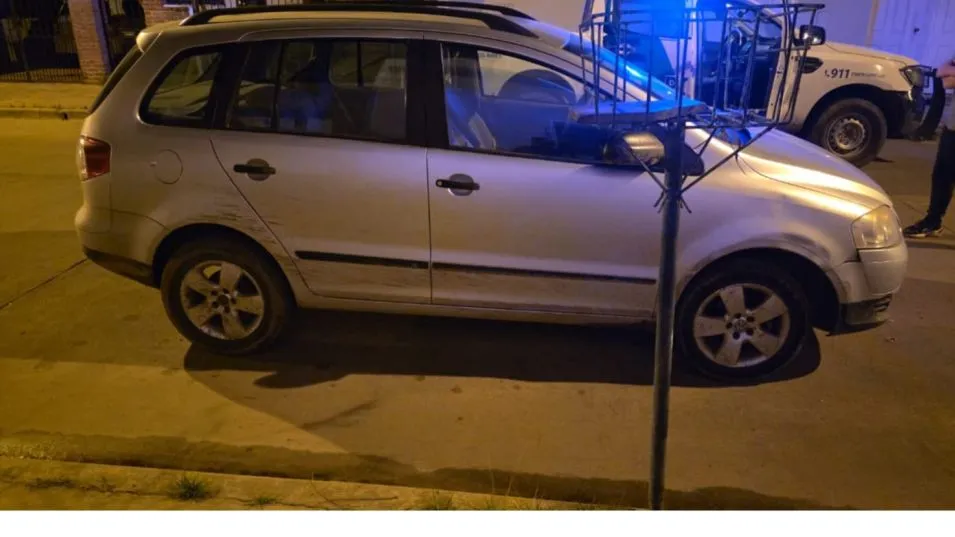 Una VW Suran, secuestrada por la Policía luego de que colisionara contra un Chevrolet Aveo. El conductor de la Suran resultó ileso. FOTO: EPDS AZUL/PBA