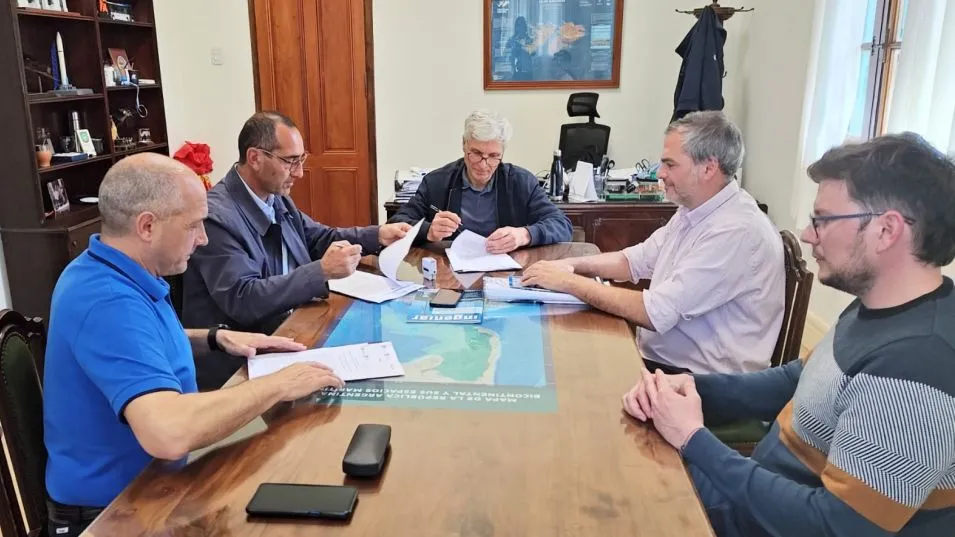 Funcionarios del Ejecutivo local durante la firma del convenio en la Facultad de Ingeniería de La Plata.  PRENSA MUNICIPAL