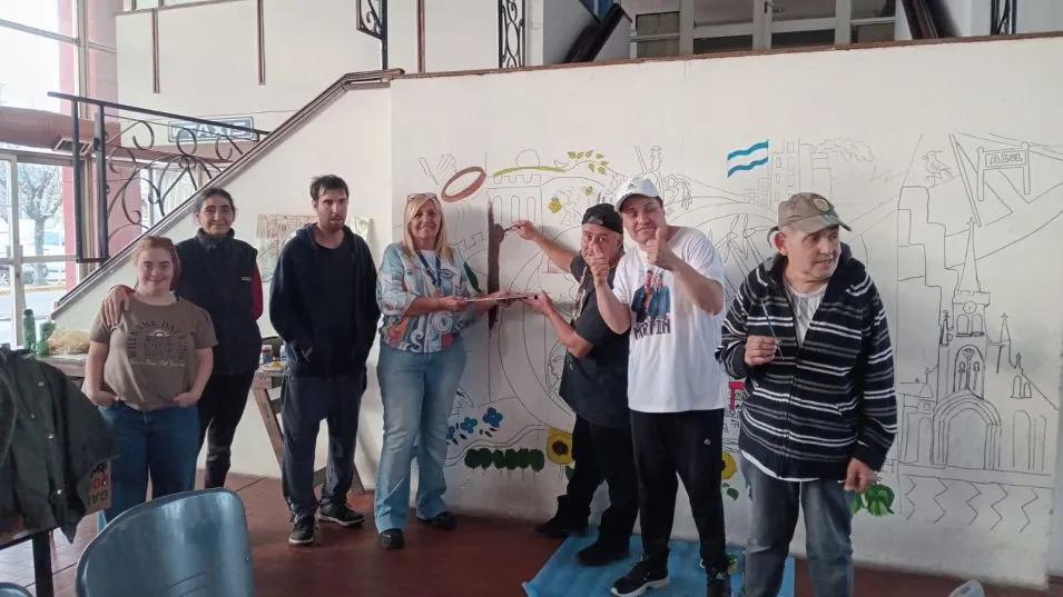 Desde Azul Usina Creativa se impulsó pintar un mural para Pinceladas al corazón que funciona en la Terminal de ómnibus.