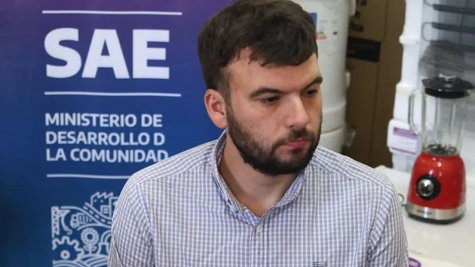  Juan Sorrentino, director bonaerense del Servicio Alimentario Escolar, durante su visita a Azul.  FOTOS: PRENSA DIRECCIÓN SAE