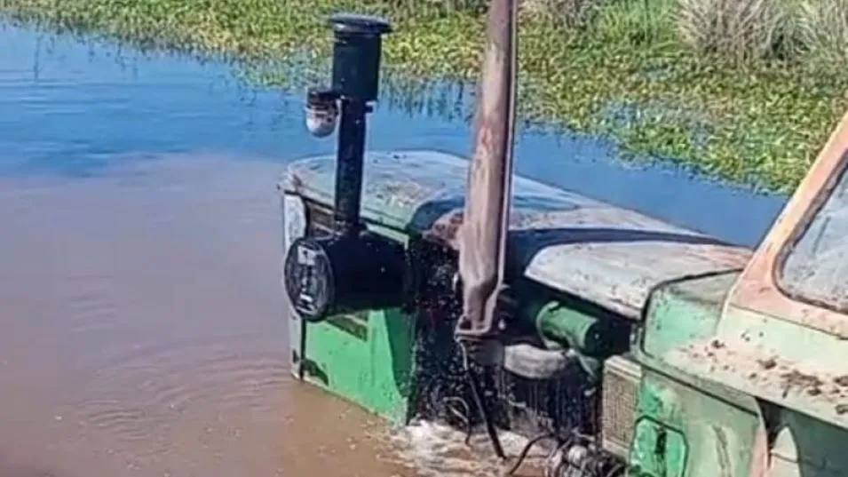Esta semana: un tractor encajado en un camino rural del Cuartel 16, Paraje La Sofía.  CAPTURA DE VIDEO