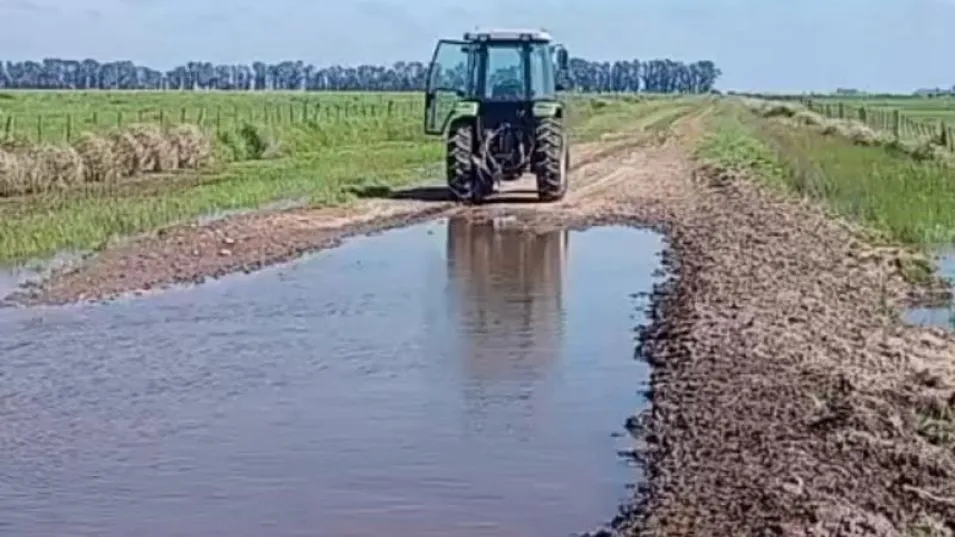 Para la Sociedad Rural de Azul es necesario abordar de una manera eficiente y urgente la grave problemática que hostiga al sector, se afirmó en referencia al estado de los caminos rurales.