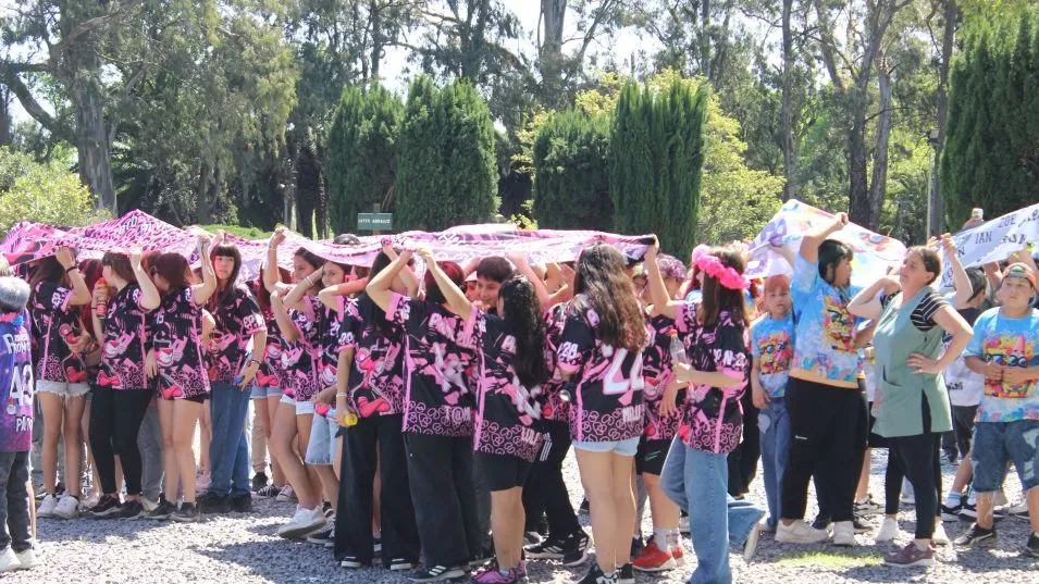 Fiesta y alegría: la Promo Primaria presentó sus remeras de egresados en el Parque Municipal