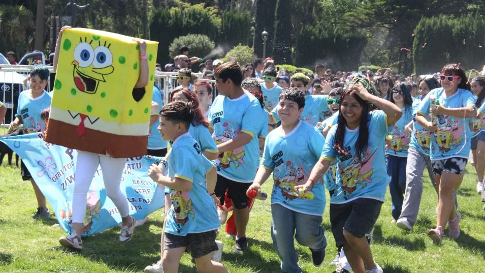 Fiesta y alegría: la Promo Primaria presentó sus remeras de egresados en el Parque Municipal