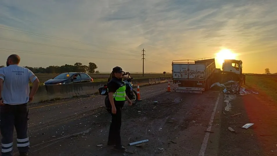 La gravedad de la colisión entre ambos rodados derivó en el inmediato deceso del hombre que guiaba el tractor. FOTO: VIAL AZUL/PBA