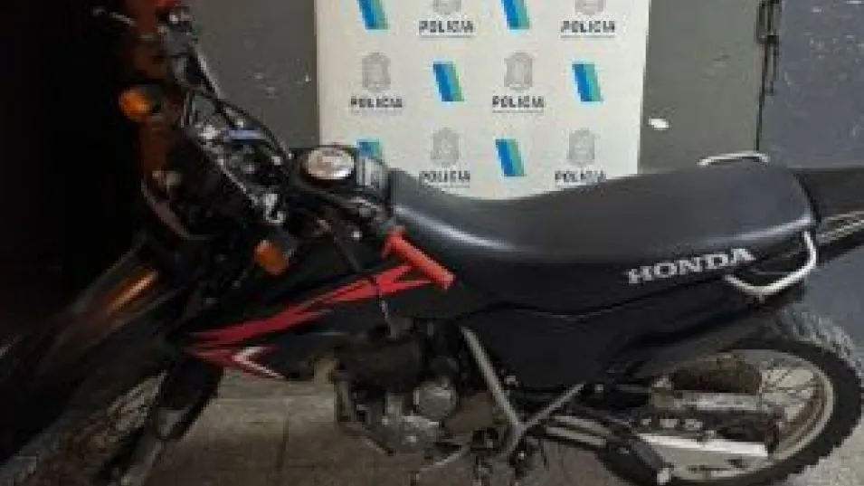 Una moto que presentaba irregularidades. La secuestró personal policial ayer martes en  horas de la tarde. FOTO: EPDS AZUL/PBA