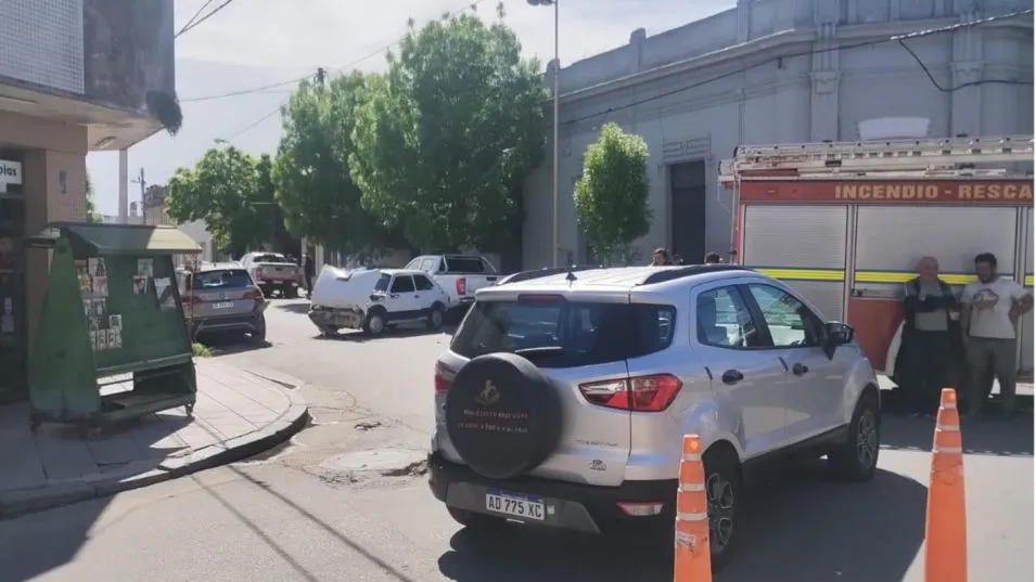 En Lavalle y San Martin, minutos después de las diez de hoy viernes, se produjo un siniestro de tránsito. FOTO: EDPS AZUL/PBA 