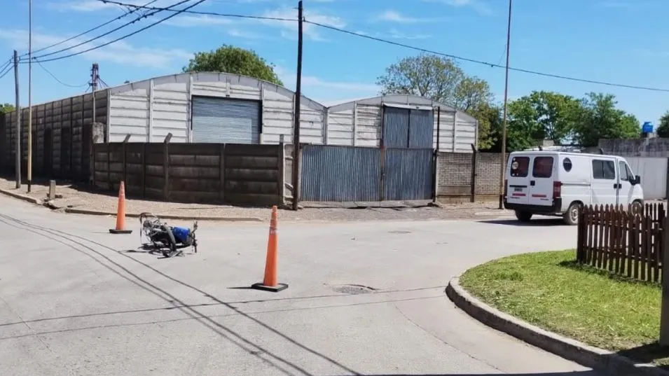 En Villa Piazza Centro chocaron una moto y un utilitario. Una joven tuvo que ser hospitalizada por lo ocurrido. FOTO: EPDS AZUL/PBA