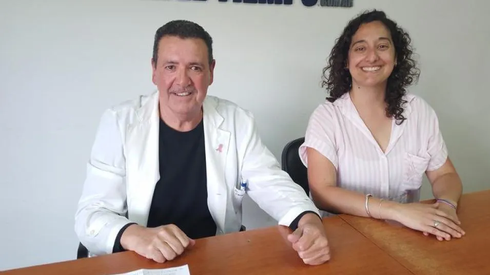 La directora de Atención Primaria de la Salud de Azul, Belén Piazza, y el doctor César Arriéguez, médico ginecólogo de APS.