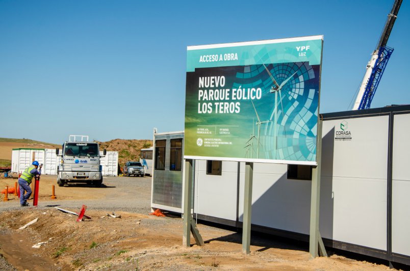 Graves acusaciones contra funcionarios municipales hizo la responsable del traslado de los molinos eólicos