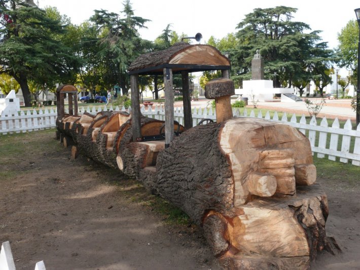 En un tiempo fue el "Pino de Navidad", hoy se convirtió en un rustico "trencito"