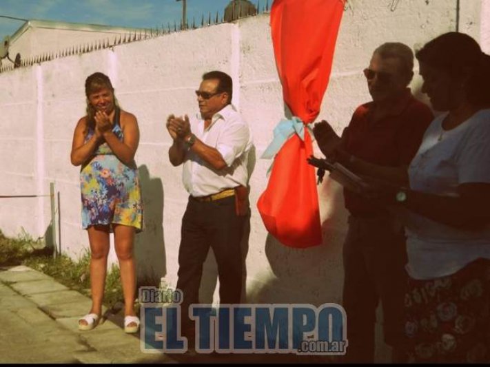 Descubrieron una placa en agradecimiento a un vecino