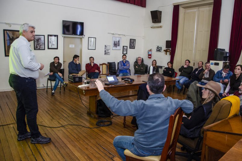 Se busca consensuar en Azul una legislación para darle marco al uso responsable de fitosanitarios 