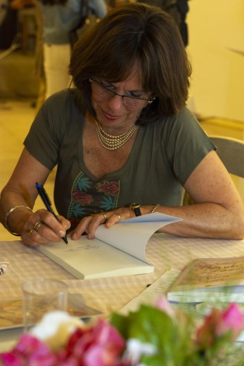 "No existen los escritores, existen  las personas que escriben"