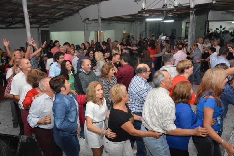  Premios, música y baile en la peña de la AECA