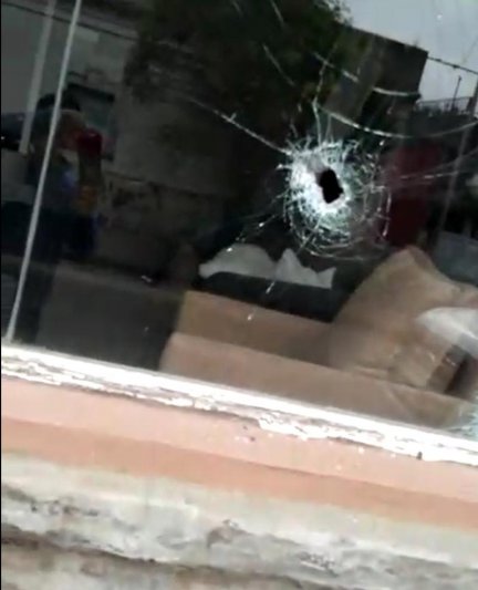 Rompieron vidrieras en un comercio