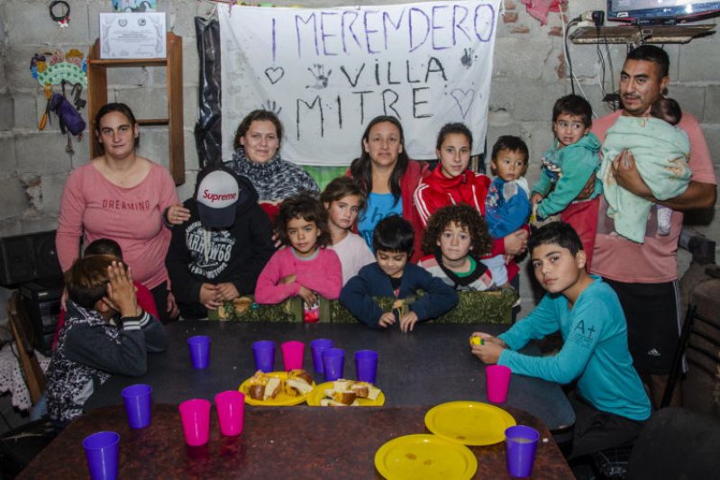 "Ver a los chicos venir con el tuppercito para  llevarse la comida a sus casas, es muy triste"