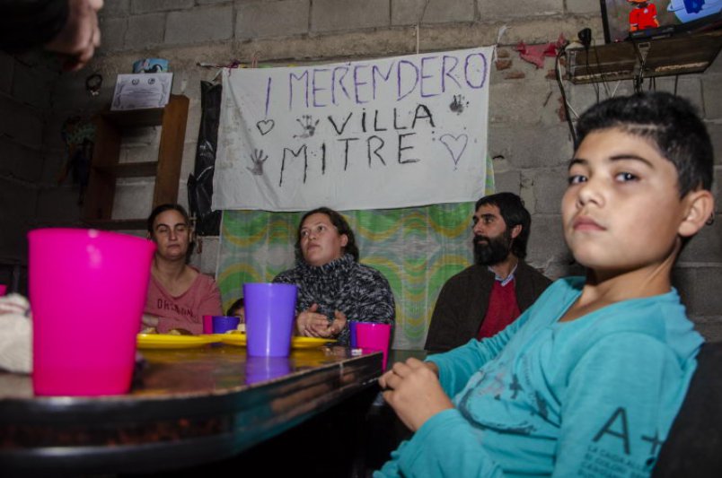 "Ver a los chicos venir con el tuppercito para  llevarse la comida a sus casas, es muy triste"