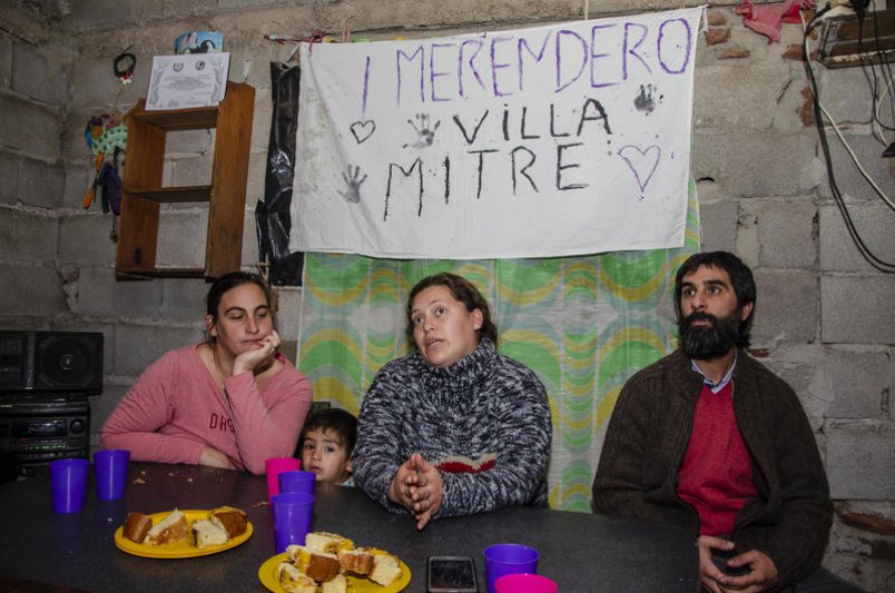 "Ver a los chicos venir con el tuppercito para  llevarse la comida a sus casas, es muy triste"